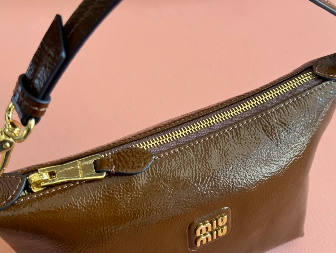 p1260💋💋💋【Full set of packaging at the counter】5NE841, new oil wax patent leather lunch box bag, unique ice crack texture, iconic Miu amount logo on the front, cotton lining, ultra-light, large capacity, looks good no matter how you wear it, suitable for all seasons, size: bottom length 19cm, opening width 25.5cm, height 14cm, bottom width 10cm