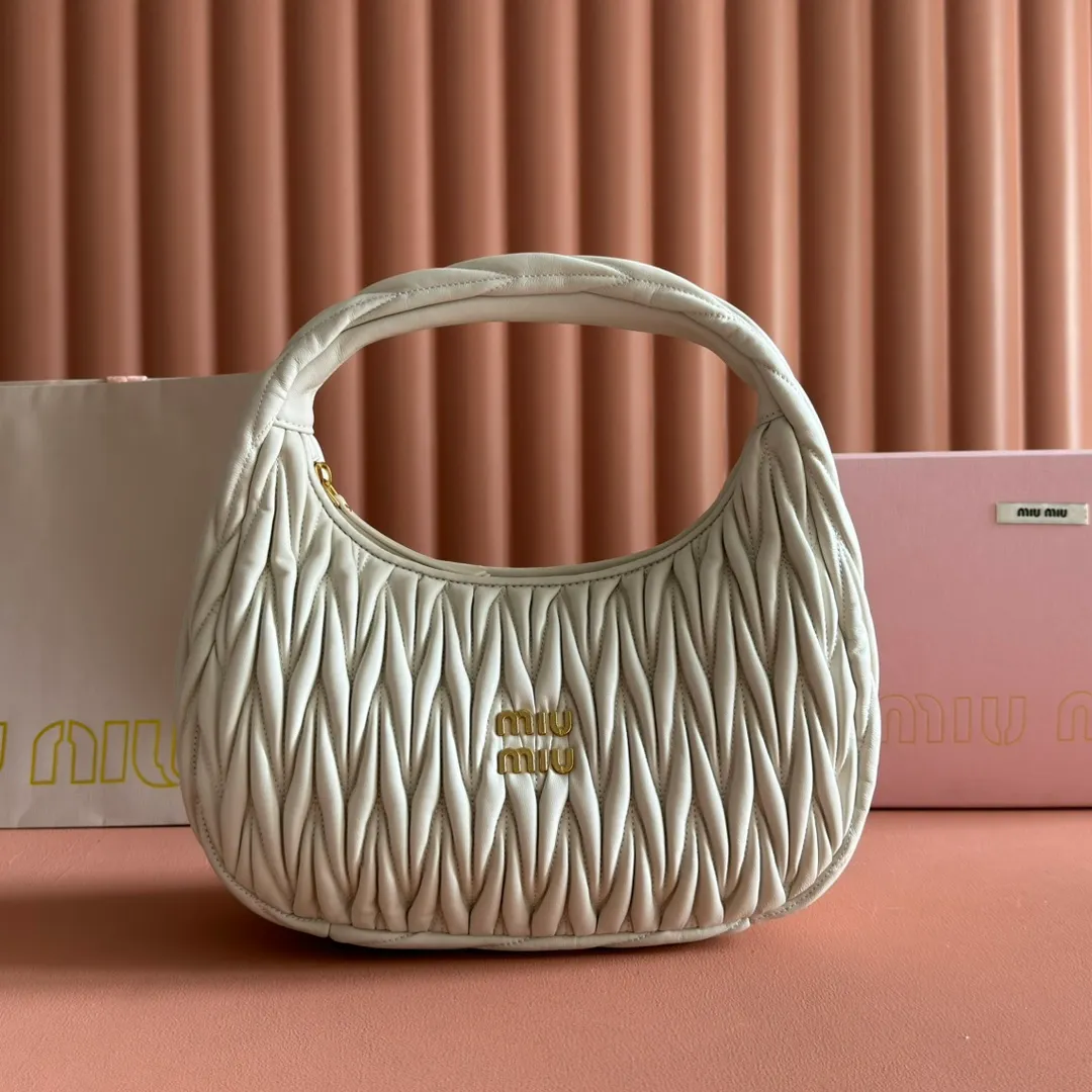 p1800💋💋💋【Full set of packaging at the counter】The new MiuWander handbag is made of imported lambskin classic brand's iconic Matelasse texture embroidery, retro frosted hardware, and the use of round curves to retain the playful feel it should have. The overall shape of the bag is stiff and stylish, full of personality, can be sweet or salty, and the capacity can be light. Almost everyone in the major fashionistas has one, size: 29 X 24 X 10 5bc108