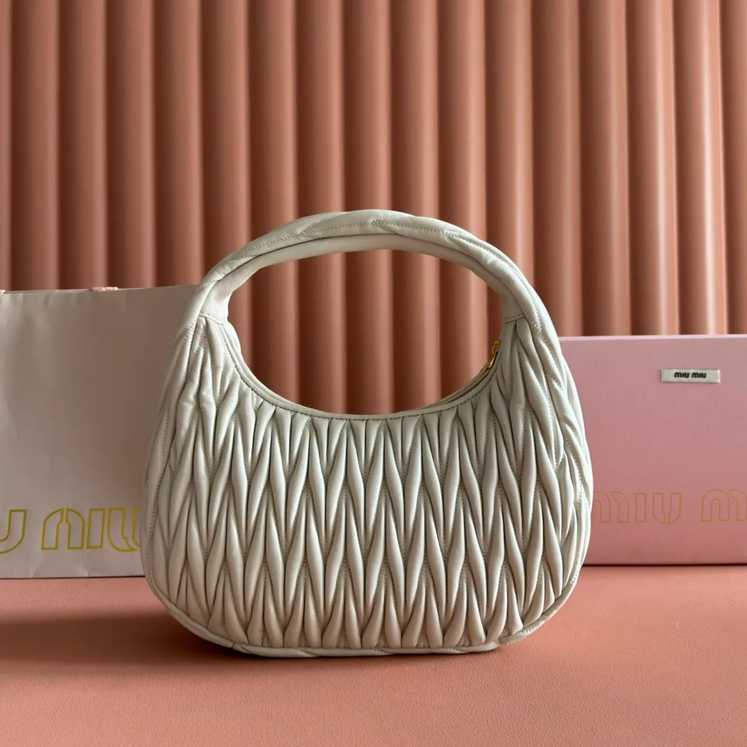 p1800💋💋💋【Full set of packaging at the counter】The new MiuWander handbag is made of imported lambskin classic brand's iconic Matelasse texture embroidery, retro frosted hardware, and the use of round curves to retain the playful feel it should have. The overall shape of the bag is stiff and stylish, full of personality, can be sweet or salty, and the capacity can be light. Almost everyone in the major fashionistas has one, size: 29 X 24 X 10 5bc108