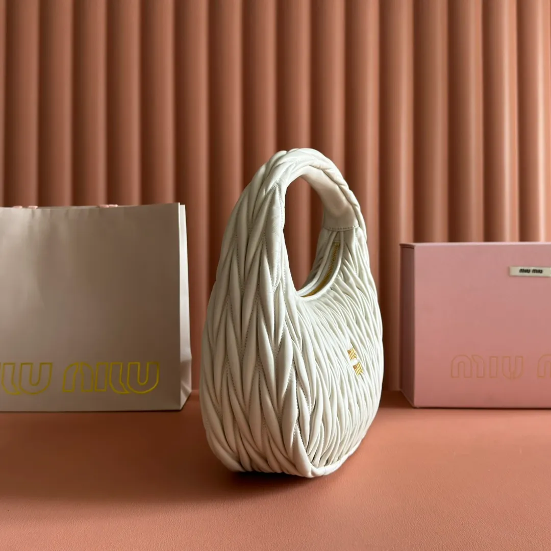 p1800💋💋💋【Full set of packaging at the counter】The new MiuWander handbag is made of imported lambskin classic brand's iconic Matelasse texture embroidery, retro frosted hardware, and the use of round curves to retain the playful feel it should have. The overall shape of the bag is stiff and stylish, full of personality, can be sweet or salty, and the capacity can be light. Almost everyone in the major fashionistas has one, size: 29 X 24 X 10 5bc108