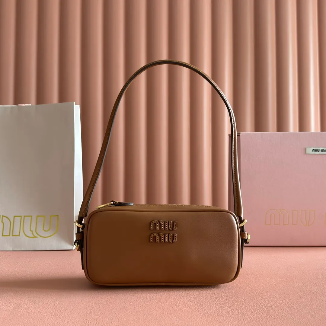 💋💋💋p1300【Original leather configuration counter complete package】Cow leather small handbag 5NE024 AF8W F004 This small bag features a sophisticated and compact design, inspired by the iconic Miu Miu handbag. The shoulder strap design allows it to be worn on the shoulder, showing elegance and practicality. ●Detachable and adjustable shoulder strap ●Zipper closure ●Lined ·Engraved logo Width: 20 cm, Height: 10 cm, Length: 4.5 cm