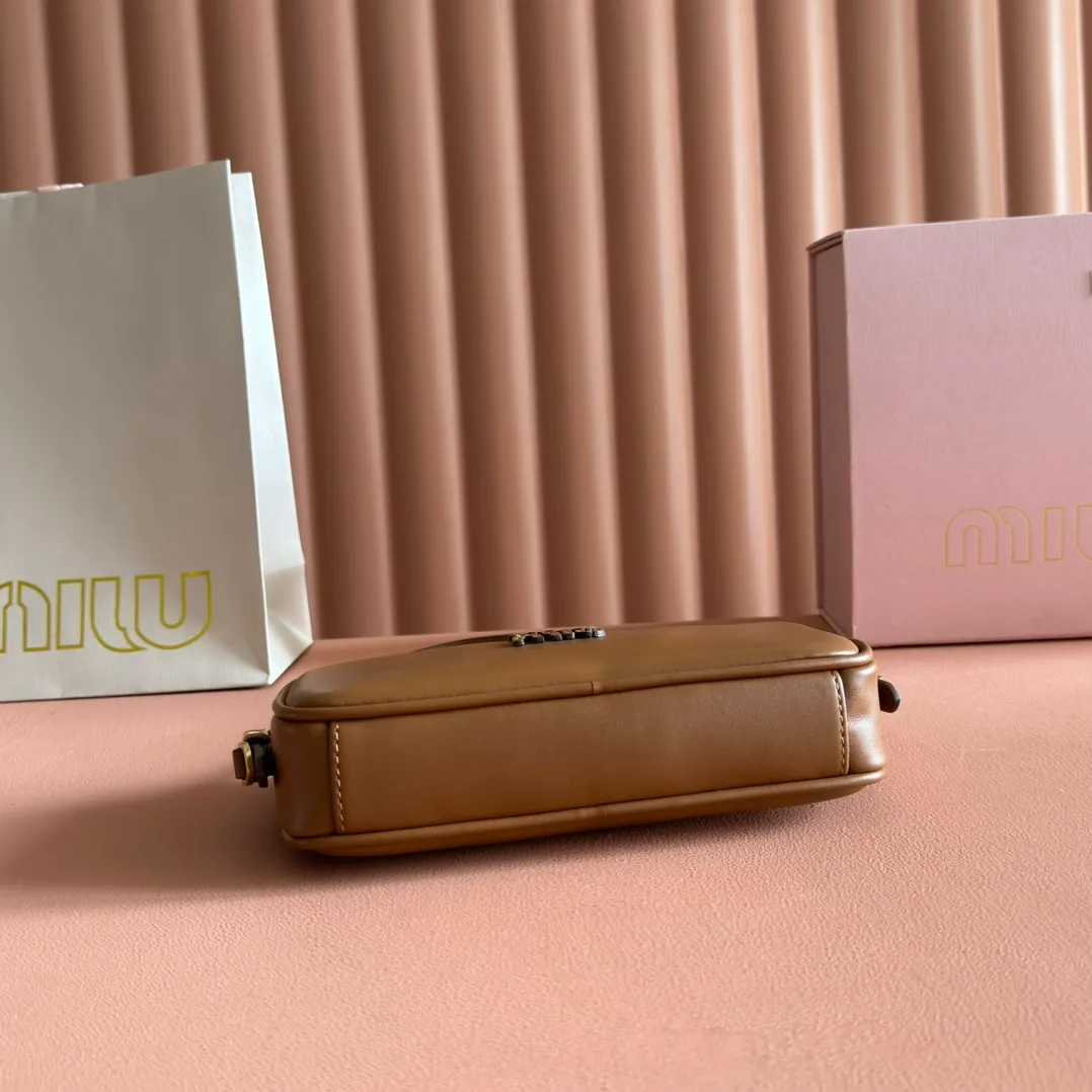 💋💋💋p1300【Original leather configuration counter complete package】Cow leather small handbag 5NE024 AF8W F004 This small bag features a sophisticated and compact design, inspired by the iconic Miu Miu handbag. The shoulder strap design allows it to be worn on the shoulder, showing elegance and practicality. ●Detachable and adjustable shoulder strap ●Zipper closure ●Lined ·Engraved logo Width: 20 cm, Height: 10 cm, Length: 4.5 cm