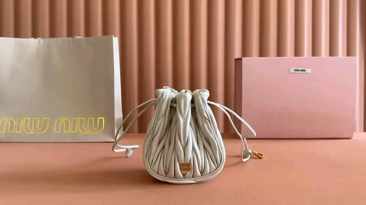 p1360💋💋💋【Original configuration counter full package】Matelassé Nappa lambskin mini drawstring handbag The Matelassé pattern, a symbol of Miu Miu style, has a new look in the design of this practical and functional clutch bag, with drawstring closure, exquisite finish and metal logo, Dimensions - 7.5cmx14cmx16cm Model - 5nd022​