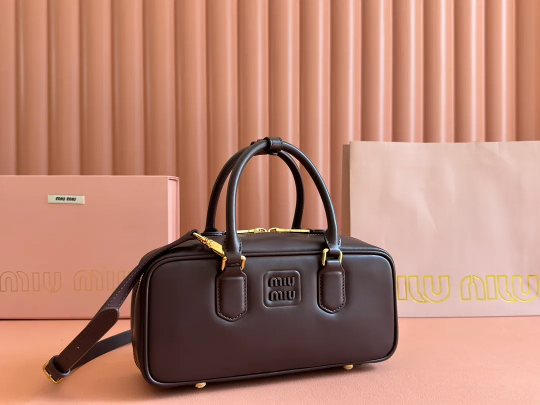 💋💋💋p1720【Premium hardware original leather】Arcadie cow leather medium (27cm) bowling handbag/crossbody bag ~ cognac color cowhide This Arcadic handbag demonstrates the unique concept that fashion is a tool that translates the reflection of reality into material form. The letter logo that complements the finish of the metal hardware accessories is exquisitely crafted and demonstrates a highly recognizable classic style. Dynamic and elegant lines with adjustable and detachable shoulder straps present a practical and versatile design with modern charm. ～Detachable and adjustable shoulder strap ～Zipper closure ～Painted metal letter logo on the front ～Lined with zippered pocket ～Comes with foot studs Size: W27×H12×D9cm No.: 5BB148