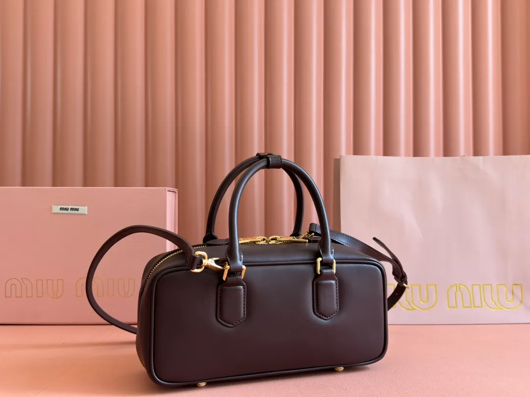 💋💋💋p1720【Premium hardware original leather】Arcadie cow leather medium (27cm) bowling handbag/crossbody bag ~ cognac color cowhide This Arcadic handbag demonstrates the unique concept that fashion is a tool that translates the reflection of reality into material form. The letter logo that complements the finish of the metal hardware accessories is exquisitely crafted and demonstrates a highly recognizable classic style. Dynamic and elegant lines with adjustable and detachable shoulder straps present a practical and versatile design with modern charm. ～Detachable and adjustable shoulder strap ～Zipper closure ～Painted metal letter logo on the front ～Lined with zippered pocket ～Comes with foot studs Size: W27×H12×D9cm No.: 5BB148