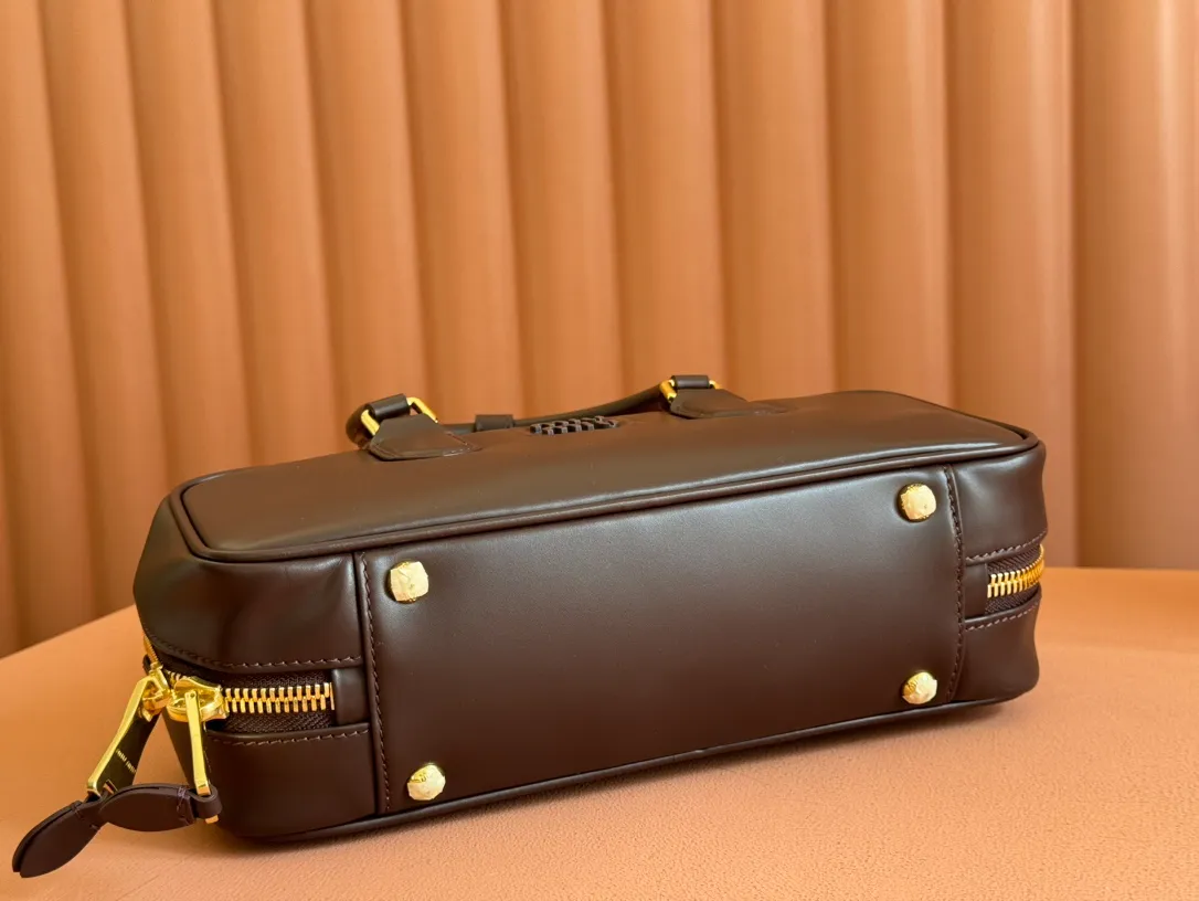 💋💋💋p1720【Premium hardware original leather】Arcadie cow leather medium (27cm) bowling handbag/crossbody bag ~ cognac color cowhide This Arcadic handbag demonstrates the unique concept that fashion is a tool that translates the reflection of reality into material form. The letter logo that complements the finish of the metal hardware accessories is exquisitely crafted and demonstrates a highly recognizable classic style. Dynamic and elegant lines with adjustable and detachable shoulder straps present a practical and versatile design with modern charm. ～Detachable and adjustable shoulder strap ～Zipper closure ～Painted metal letter logo on the front ～Lined with zippered pocket ～Comes with foot studs Size: W27×H12×D9cm No.: 5BB148