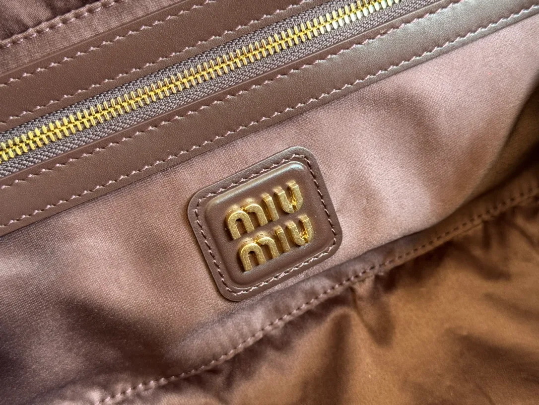 💋💋💋p1720【Premium hardware original leather】Arcadie cow leather medium (27cm) bowling handbag/crossbody bag ~ cognac color cowhide This Arcadic handbag demonstrates the unique concept that fashion is a tool that translates the reflection of reality into material form. The letter logo that complements the finish of the metal hardware accessories is exquisitely crafted and demonstrates a highly recognizable classic style. Dynamic and elegant lines with adjustable and detachable shoulder straps present a practical and versatile design with modern charm. ～Detachable and adjustable shoulder strap ～Zipper closure ～Painted metal letter logo on the front ～Lined with zippered pocket ～Comes with foot studs Size: W27×H12×D9cm No.: 5BB148