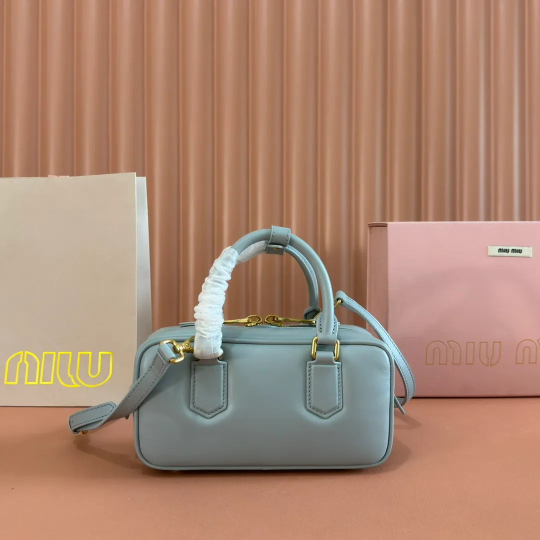 p1640💋💋💋【Full set of packaging at the counter】MIU MIU Miu Miu Lake Ice Blue Bowling Upper Body Effect! Miu Miu Women's Arcadia Cowhide Handbag Crossbody Bag👝Lightly padded design makes the handbag look fuller, showing a cosmopolitan style. The letter logo, which echoes the finish of the metal hardware, straddles the line between function and decoration, giving this handbag a unique aesthetic and classic feel. Size: 22✖️10.5✖️7.5cm Style number: 5bb142 bean paste