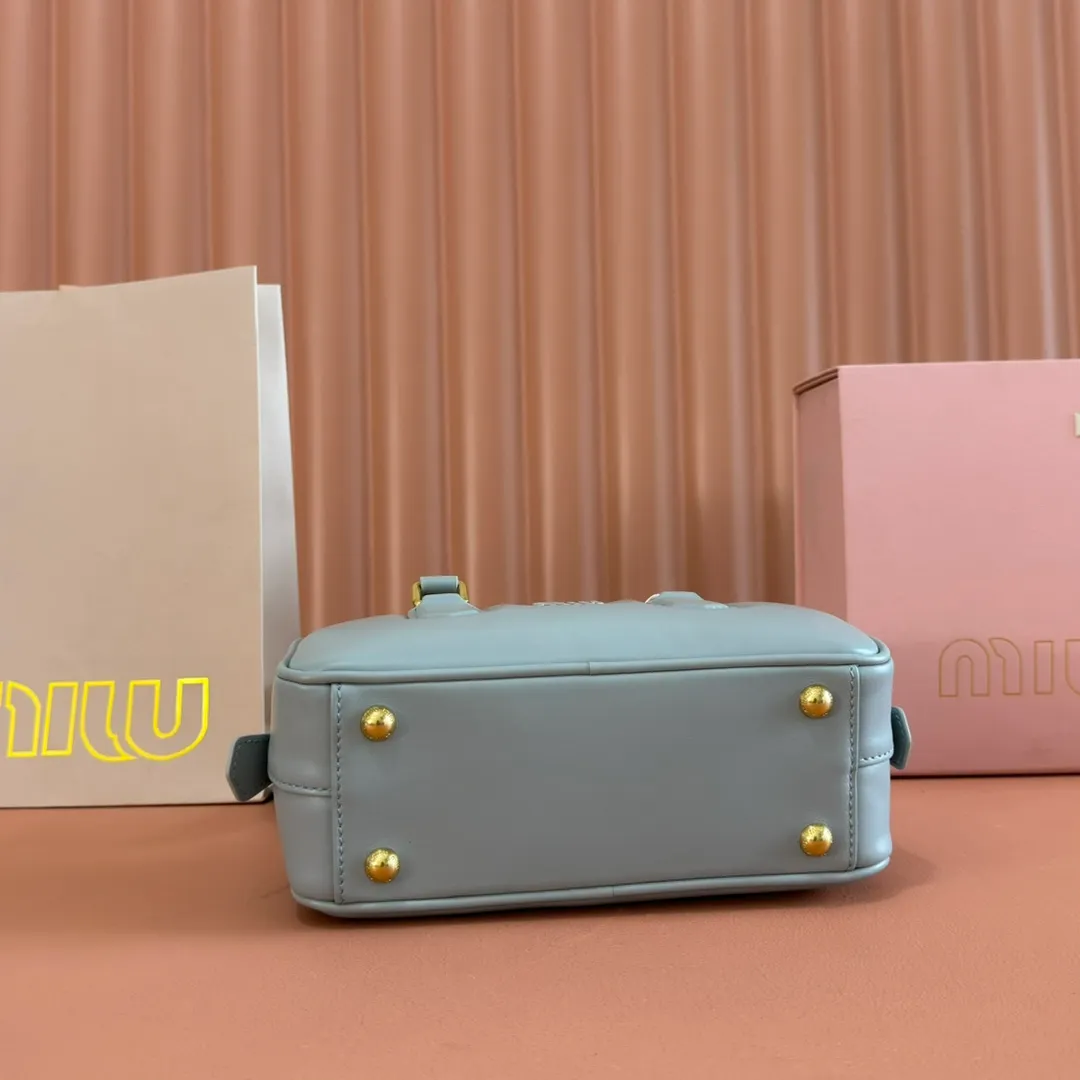 p1640💋💋💋【Full set of packaging at the counter】MIU MIU Miu Miu Lake Ice Blue Bowling Upper Body Effect! Miu Miu Women's Arcadia Cowhide Handbag Crossbody Bag👝Lightly padded design makes the handbag look fuller, showing a cosmopolitan style. The letter logo, which echoes the finish of the metal hardware, straddles the line between function and decoration, giving this handbag a unique aesthetic and classic feel. Size: 22✖️10.5✖️7.5cm Style number: 5bb142 bean paste