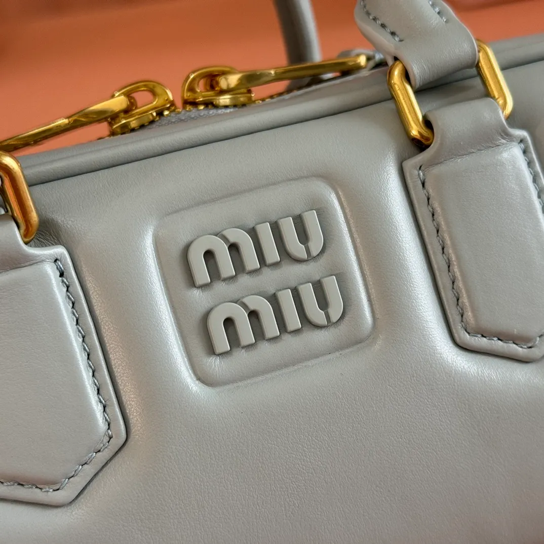 p1640💋💋💋【Full set of packaging at the counter】MIU MIU Miu Miu Lake Ice Blue Bowling Upper Body Effect! Miu Miu Women's Arcadia Cowhide Handbag Crossbody Bag👝Lightly padded design makes the handbag look fuller, showing a cosmopolitan style. The letter logo, which echoes the finish of the metal hardware, straddles the line between function and decoration, giving this handbag a unique aesthetic and classic feel. Size: 22✖️10.5✖️7.5cm Style number: 5bb142 bean paste