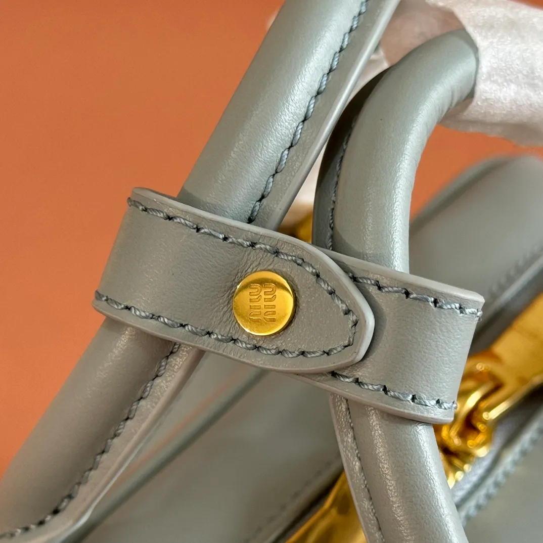 p1640💋💋💋【Full set of packaging at the counter】MIU MIU Miu Miu Lake Ice Blue Bowling Upper Body Effect! Miu Miu Women's Arcadia Cowhide Handbag Crossbody Bag👝Lightly padded design makes the handbag look fuller, showing a cosmopolitan style. The letter logo, which echoes the finish of the metal hardware, straddles the line between function and decoration, giving this handbag a unique aesthetic and classic feel. Size: 22✖️10.5✖️7.5cm Style number: 5bb142 bean paste