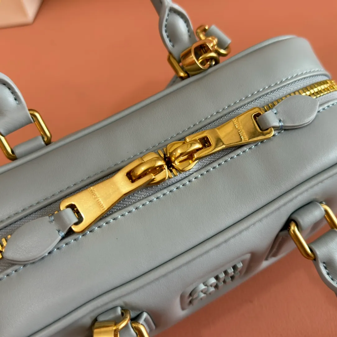 p1640💋💋💋【Full set of packaging at the counter】MIU MIU Miu Miu Lake Ice Blue Bowling Upper Body Effect! Miu Miu Women's Arcadia Cowhide Handbag Crossbody Bag👝Lightly padded design makes the handbag look fuller, showing a cosmopolitan style. The letter logo, which echoes the finish of the metal hardware, straddles the line between function and decoration, giving this handbag a unique aesthetic and classic feel. Size: 22✖️10.5✖️7.5cm Style number: 5bb142 bean paste