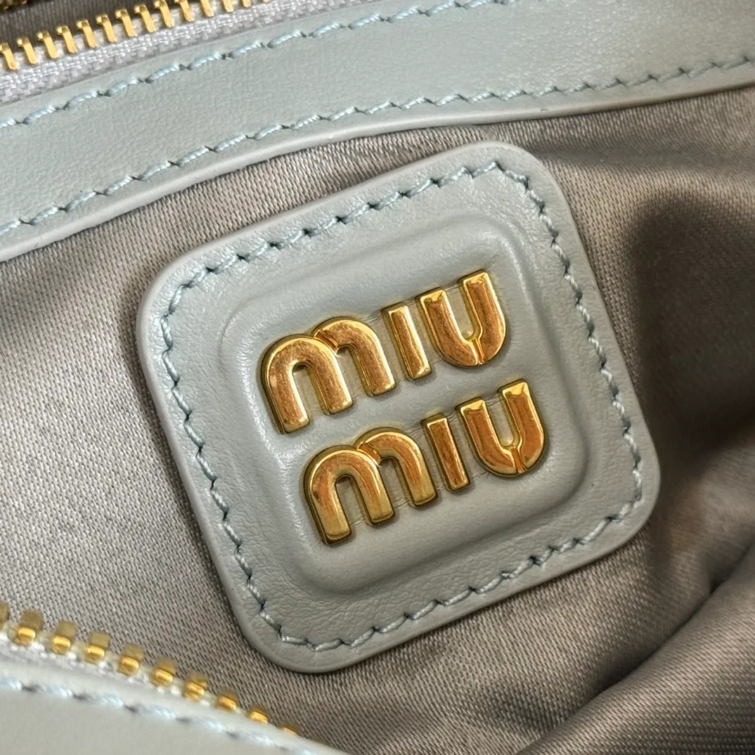 p1640💋💋💋【Full set of packaging at the counter】MIU MIU Miu Miu Lake Ice Blue Bowling Upper Body Effect! Miu Miu Women's Arcadia Cowhide Handbag Crossbody Bag👝Lightly padded design makes the handbag look fuller, showing a cosmopolitan style. The letter logo, which echoes the finish of the metal hardware, straddles the line between function and decoration, giving this handbag a unique aesthetic and classic feel. Size: 22✖️10.5✖️7.5cm Style number: 5bb142 bean paste