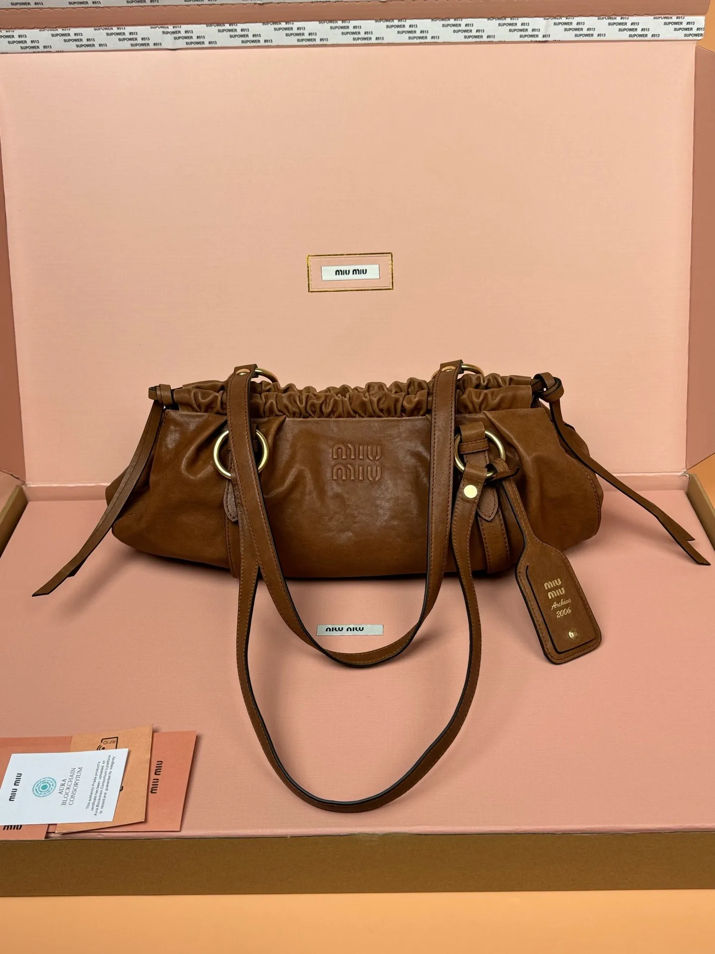[Premium hardware original leather] p1900 joke nappa sheepskin handbag/shoulder bag ~ Cognac color The new joie is made of nappa sheepskin and decorated with exquisite pendants and letter logos to increase brand recognition. Size: w44×h16×d10.5cm No.: 5bg289