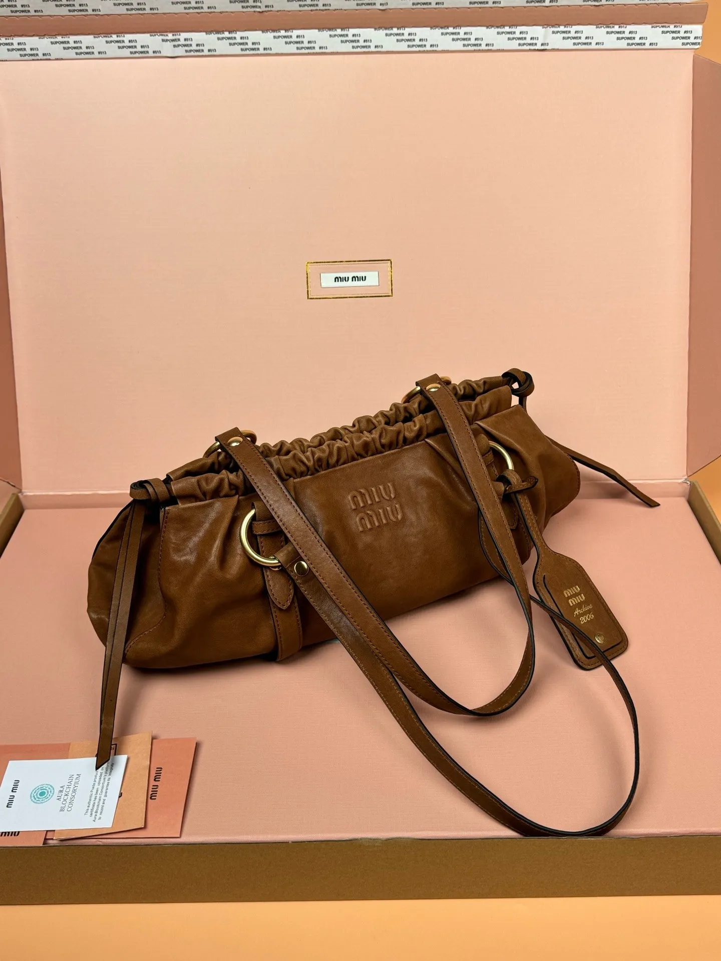 [Premium hardware original leather] p1900 joke nappa sheepskin handbag/shoulder bag ~ Cognac color The new joie is made of nappa sheepskin and decorated with exquisite pendants and letter logos to increase brand recognition. Size: w44×h16×d10.5cm No.: 5bg289