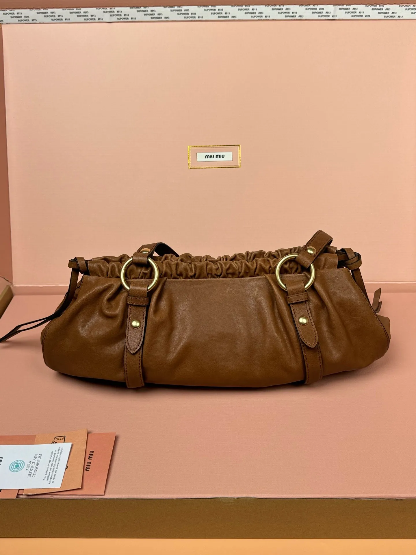 [Premium hardware original leather] p1900 joke nappa sheepskin handbag/shoulder bag ~ Cognac color The new joie is made of nappa sheepskin and decorated with exquisite pendants and letter logos to increase brand recognition. Size: w44×h16×d10.5cm No.: 5bg289