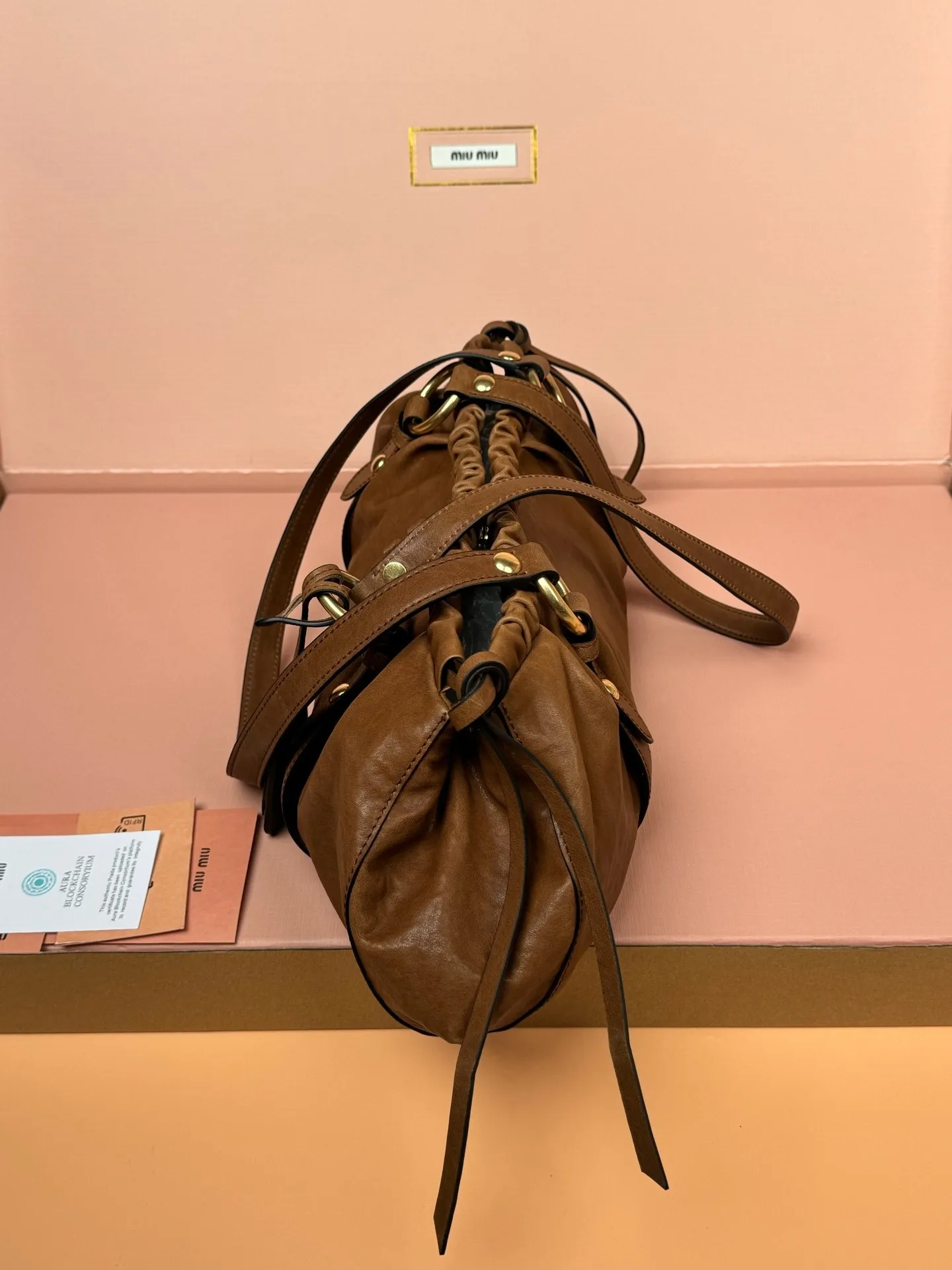 [Premium hardware original leather] p1900 joke nappa sheepskin handbag/shoulder bag ~ Cognac color The new joie is made of nappa sheepskin and decorated with exquisite pendants and letter logos to increase brand recognition. Size: w44×h16×d10.5cm No.: 5bg289