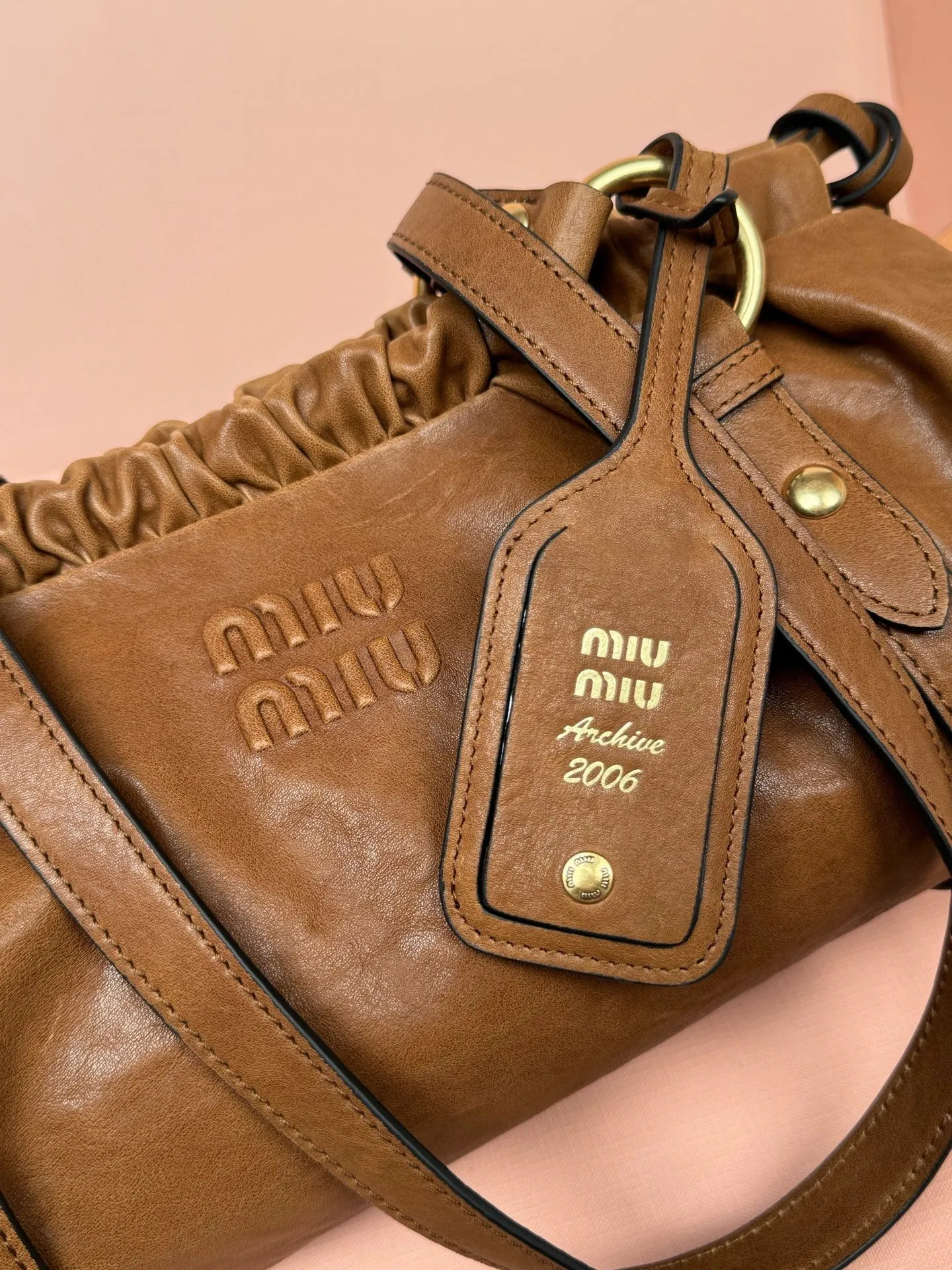 [Premium hardware original leather] p1900 joke nappa sheepskin handbag/shoulder bag ~ Cognac color The new joie is made of nappa sheepskin and decorated with exquisite pendants and letter logos to increase brand recognition. Size: w44×h16×d10.5cm No.: 5bg289