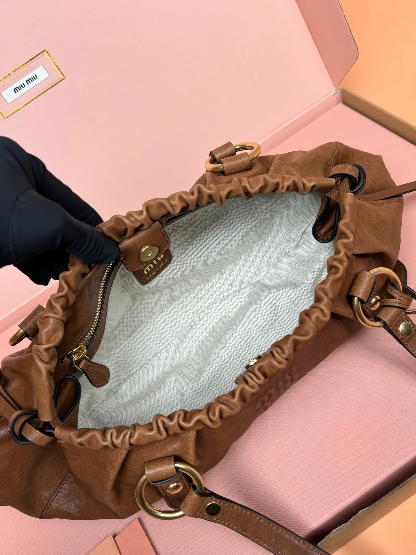 [Premium hardware original leather] p1900 joke nappa sheepskin handbag/shoulder bag ~ Cognac color The new joie is made of nappa sheepskin and decorated with exquisite pendants and letter logos to increase brand recognition. Size: w44×h16×d10.5cm No.: 5bg289