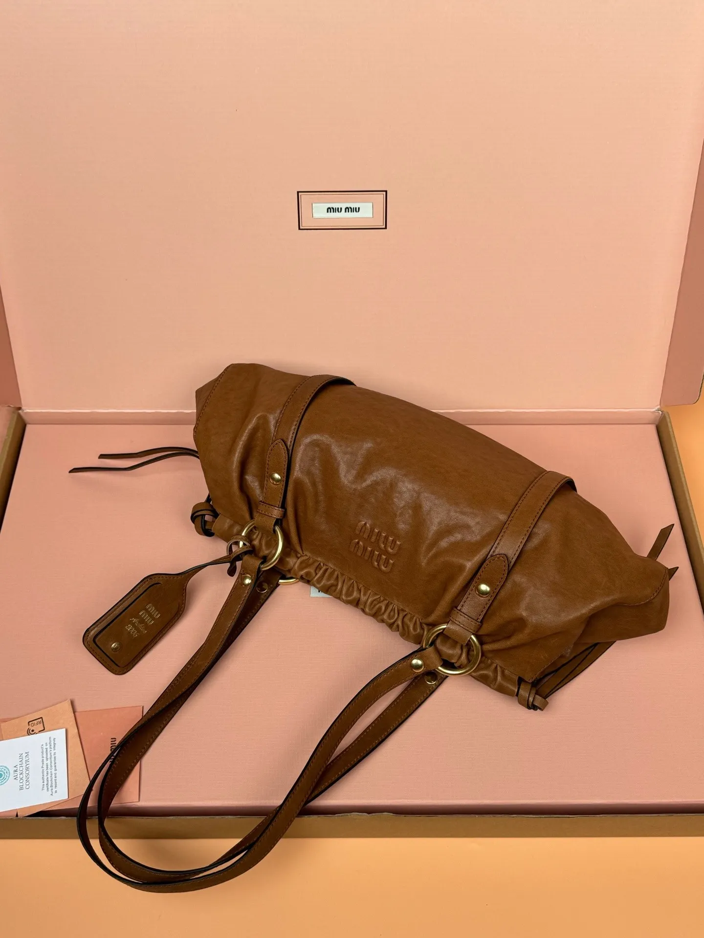 [Premium hardware original leather] p1900 joke nappa sheepskin handbag/shoulder bag ~ Cognac color The new joie is made of nappa sheepskin and decorated with exquisite pendants and letter logos to increase brand recognition. Size: w44×h16×d10.5cm No.: 5bg289