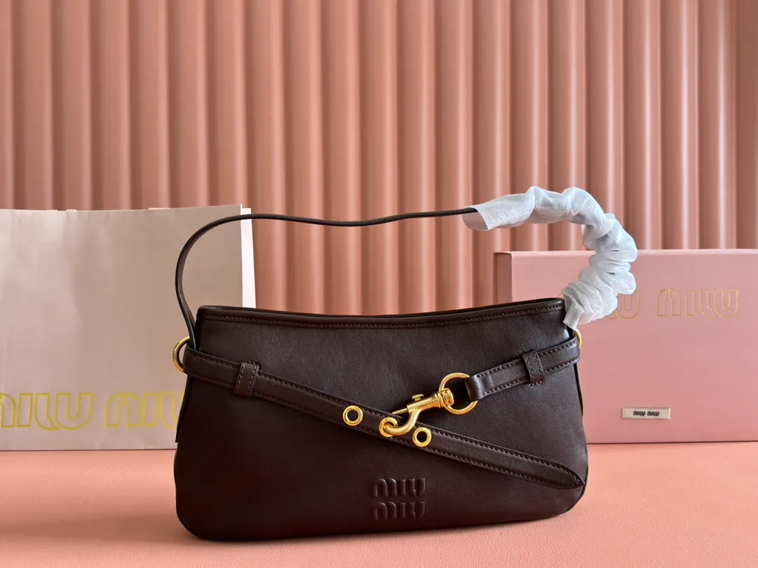 p1700. 💋💋💋"With full set of original counter packaging" [New product] New popular underarm second-hand bag, made of new soft fat sheepskin, soft and high-grade leather. This Aventure leather handbag is inspired by the 2009 M series archival design. The structure has been adjusted to reinterpret the unique shape and give it a new personality. It is decorated with embossed letter logo and adds iconic elements. Retro gold hardware, linen blend lining, internal zipper pocket, long wrist suitable for hand carry or shoulder Model: 5BC182. Size 33x19x5cm Color: brown/original leather. Made in Italy