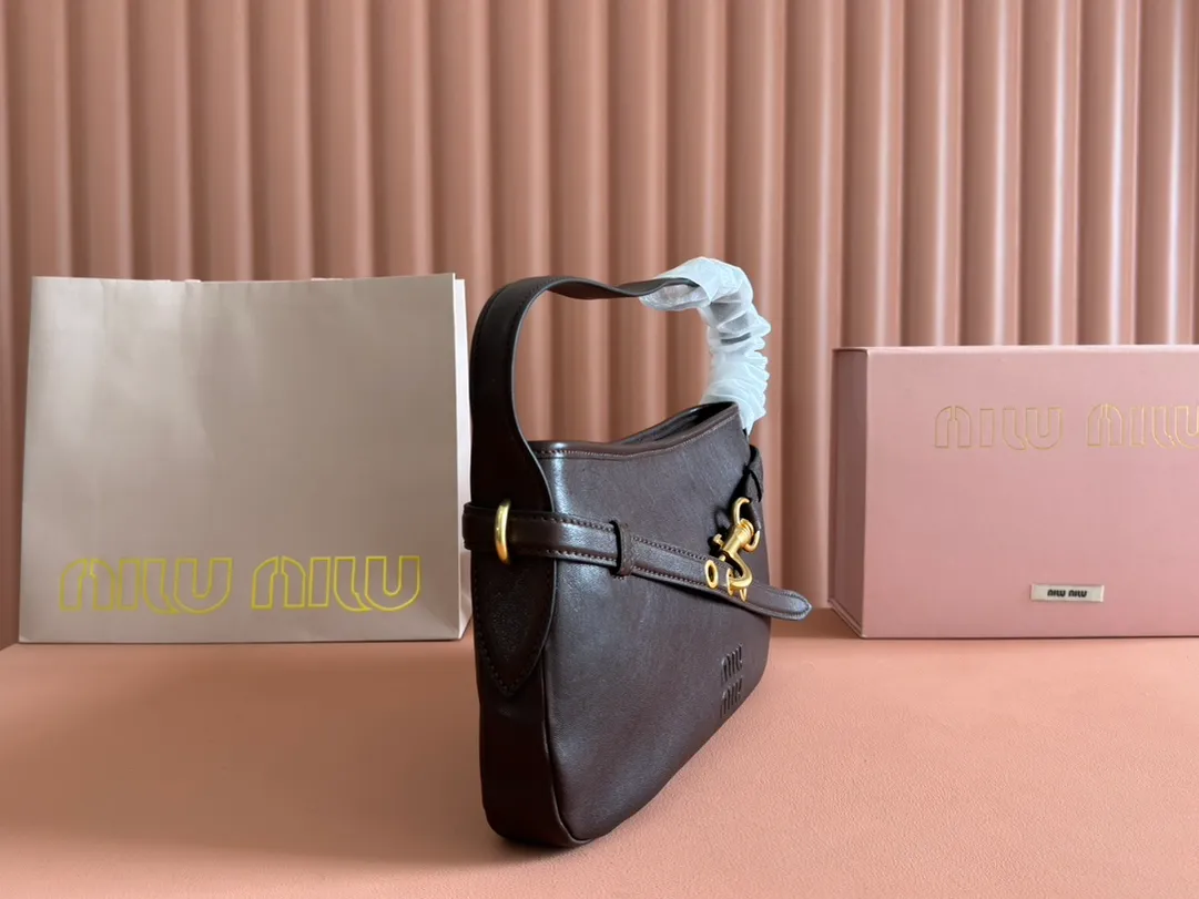 p1700. 💋💋💋"With full set of original counter packaging" [New product] New popular underarm second-hand bag, made of new soft fat sheepskin, soft and high-grade leather. This Aventure leather handbag is inspired by the 2009 M series archival design. The structure has been adjusted to reinterpret the unique shape and give it a new personality. It is decorated with embossed letter logo and adds iconic elements. Retro gold hardware, linen blend lining, internal zipper pocket, long wrist suitable for hand carry or shoulder Model: 5BC182. Size 33x19x5cm Color: brown/original leather. Made in Italy