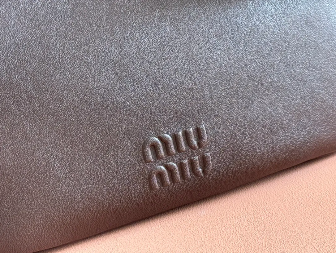 p1700. 💋💋💋"With full set of original counter packaging" [New product] New popular underarm second-hand bag, made of new soft fat sheepskin, soft and high-grade leather. This Aventure leather handbag is inspired by the 2009 M series archival design. The structure has been adjusted to reinterpret the unique shape and give it a new personality. It is decorated with embossed letter logo and adds iconic elements. Retro gold hardware, linen blend lining, internal zipper pocket, long wrist suitable for hand carry or shoulder Model: 5BC182. Size 33x19x5cm Color: brown/original leather. Made in Italy