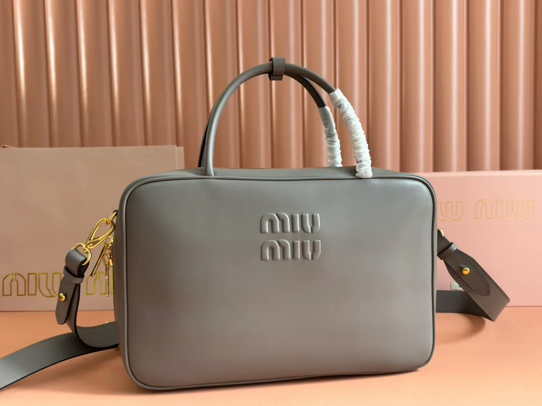 p2000. MIU's new product [original leather with counter packaging] Beau cow leather second generation handbag/with shoulder strap ~ brown mud stone gray [new version briefcase] 5bb117 This Beau handbag is made of soft and smooth cow leather, with exquisite details such as gold-plated hardware and accessories, and the embossed letter logo highlights the classic style. Size:W34×H23×D10cm