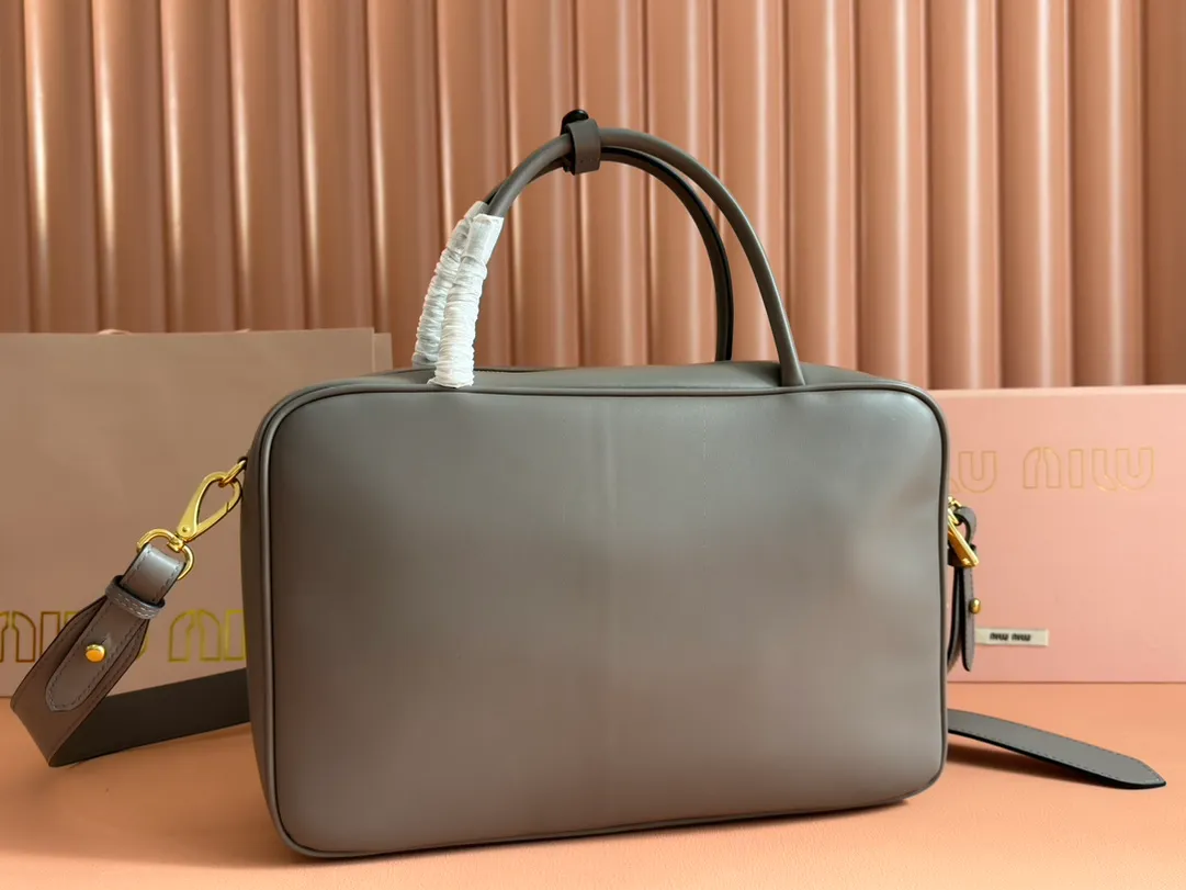 p2000. MIU's new product [original leather with counter packaging] Beau cow leather second generation handbag/with shoulder strap ~ brown mud stone gray [new version briefcase] 5bb117 This Beau handbag is made of soft and smooth cow leather, with exquisite details such as gold-plated hardware and accessories, and the embossed letter logo highlights the classic style. Size:W34×H23×D10cm