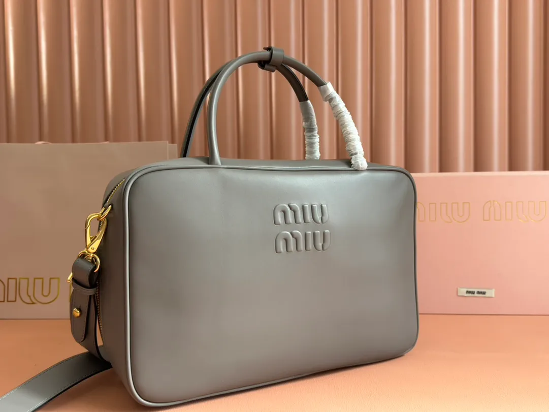 p2000. MIU's new product [original leather with counter packaging] Beau cow leather second generation handbag/with shoulder strap ~ brown mud stone gray [new version briefcase] 5bb117 This Beau handbag is made of soft and smooth cow leather, with exquisite details such as gold-plated hardware and accessories, and the embossed letter logo highlights the classic style. Size:W34×H23×D10cm