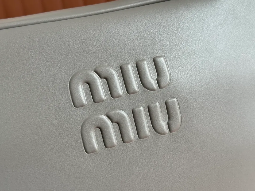 p2000. MIU's new product [original leather with counter packaging] Beau cow leather second generation handbag/with shoulder strap ~ brown mud stone gray [new version briefcase] 5bb117 This Beau handbag is made of soft and smooth cow leather, with exquisite details such as gold-plated hardware and accessories, and the embossed letter logo highlights the classic style. Size:W34×H23×D10cm