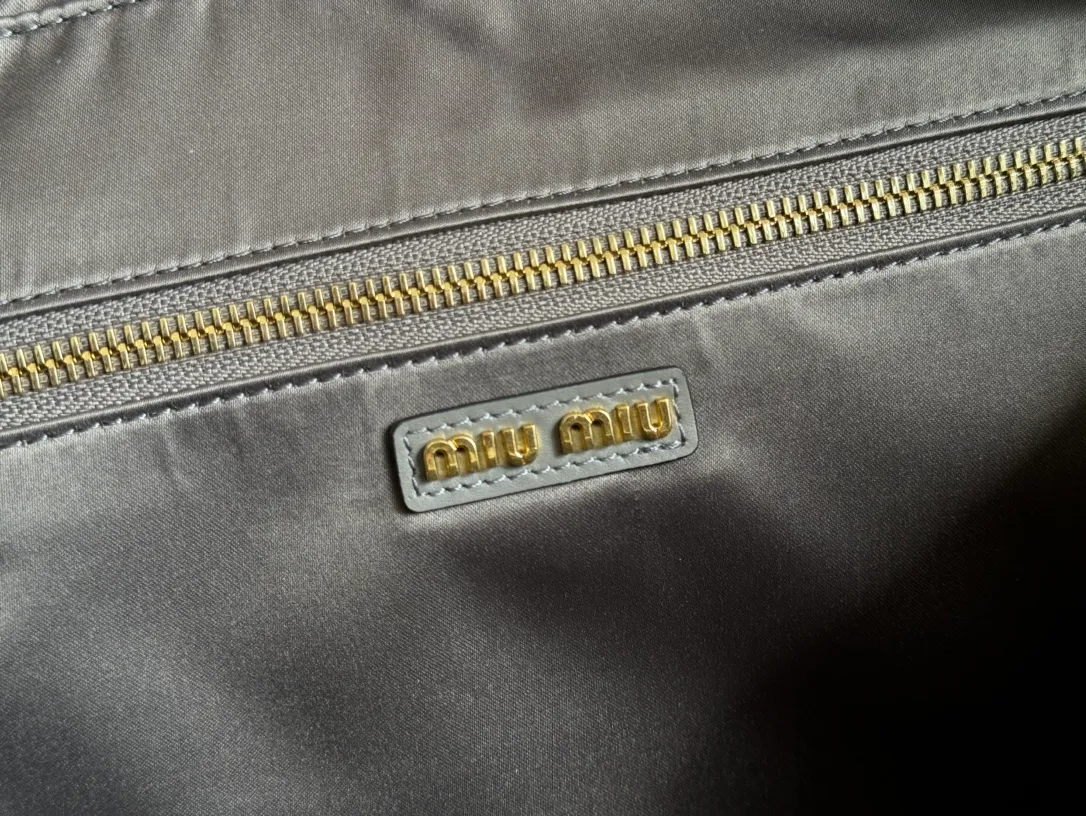 p2000. MIU's new product [original leather with counter packaging] Beau cow leather second generation handbag/with shoulder strap ~ brown mud stone gray [new version briefcase] 5bb117 This Beau handbag is made of soft and smooth cow leather, with exquisite details such as gold-plated hardware and accessories, and the embossed letter logo highlights the classic style. Size:W34×H23×D10cm