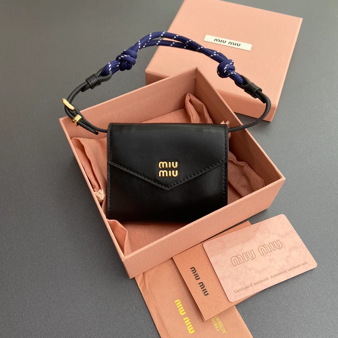 [Premium Hardware Original Leather] ¥840 ~ Black imported cow leather and rope shoulder strap cow leather wallet. The shoulder strap of this urban style wallet is embellished with ropes that are full of rugged, playful and sporty style, creating a contrasting effect of color, texture and style. - Snap button closure - Metal letter logo - Four card slots - Lined - Detachable and adjustable shoulder strap Size: w10.5×h8.5×2cm No.: 5MT024_ 024 _ MM032