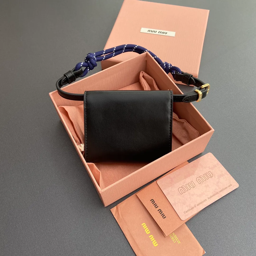 [Premium Hardware Original Leather] ¥840 ~ Black imported cow leather and rope shoulder strap cow leather wallet. The shoulder strap of this urban style wallet is embellished with ropes that are full of rugged, playful and sporty style, creating a contrasting effect of color, texture and style. - Snap button closure - Metal letter logo - Four card slots - Lined - Detachable and adjustable shoulder strap Size: w10.5×h8.5×2cm No.: 5MT024_ 024 _ MM032