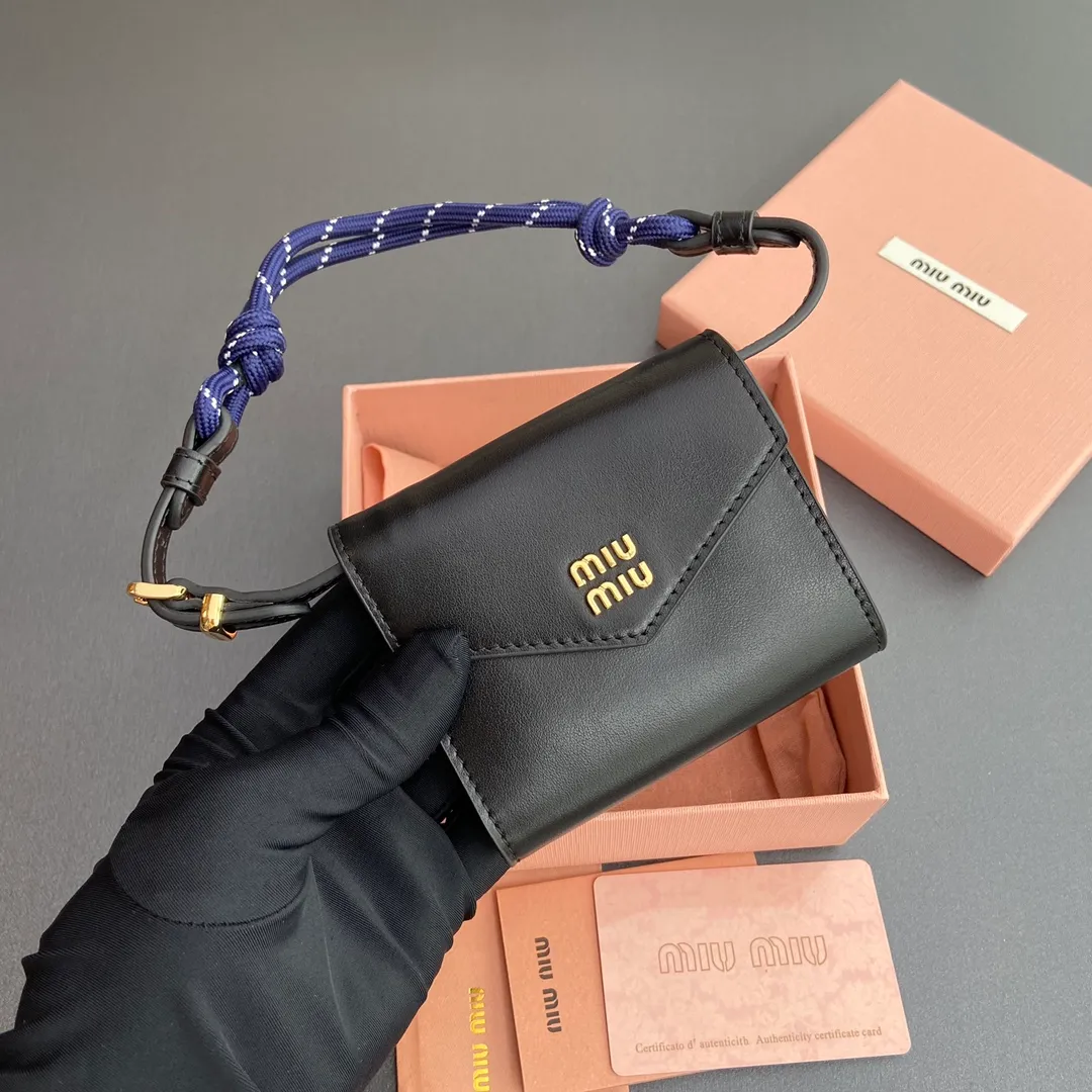 [Premium Hardware Original Leather] ¥840 ~ Black imported cow leather and rope shoulder strap cow leather wallet. The shoulder strap of this urban style wallet is embellished with ropes that are full of rugged, playful and sporty style, creating a contrasting effect of color, texture and style. - Snap button closure - Metal letter logo - Four card slots - Lined - Detachable and adjustable shoulder strap Size: w10.5×h8.5×2cm No.: 5MT024_ 024 _ MM032