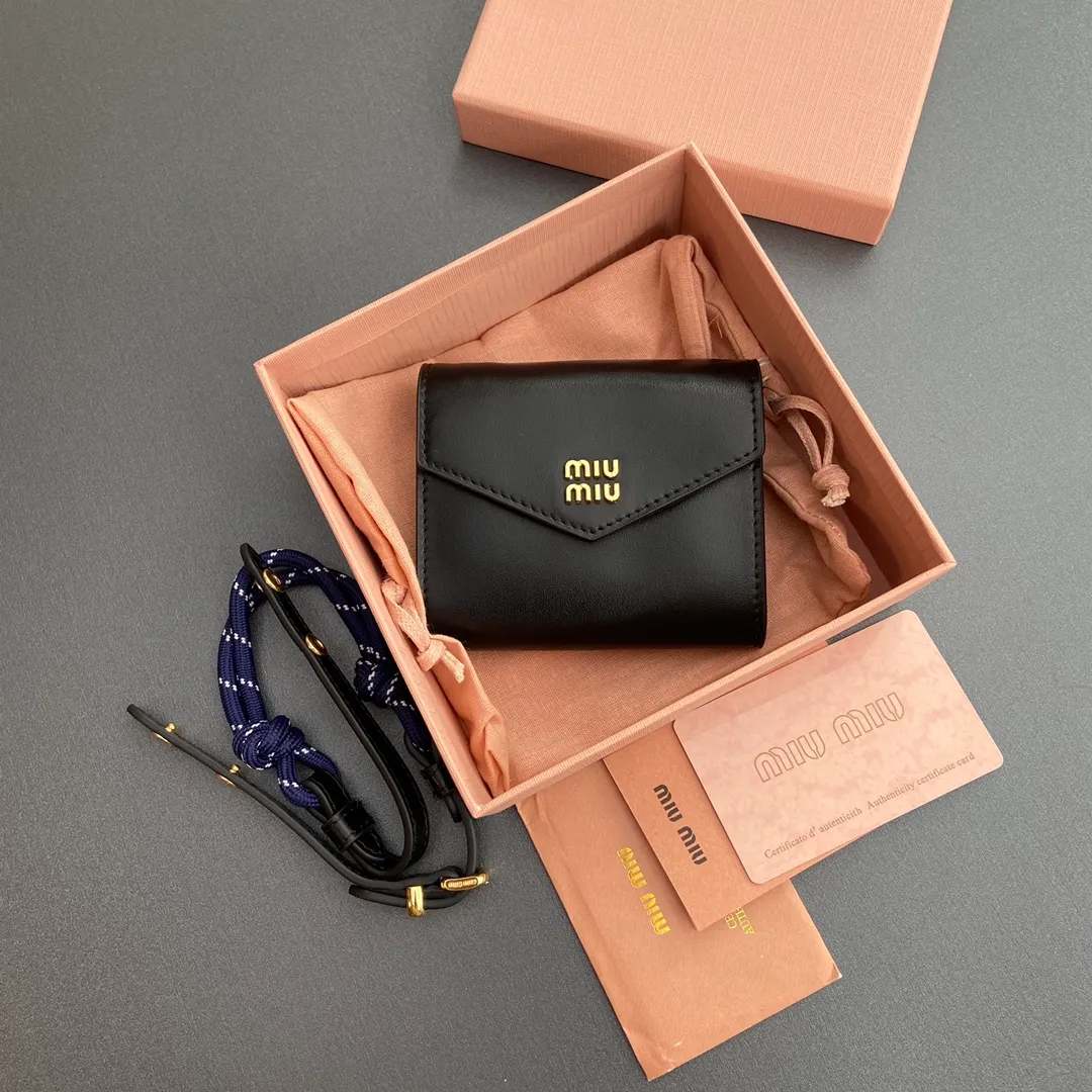 [Premium Hardware Original Leather] ¥840 ~ Black imported cow leather and rope shoulder strap cow leather wallet. The shoulder strap of this urban style wallet is embellished with ropes that are full of rugged, playful and sporty style, creating a contrasting effect of color, texture and style. - Snap button closure - Metal letter logo - Four card slots - Lined - Detachable and adjustable shoulder strap Size: w10.5×h8.5×2cm No.: 5MT024_ 024 _ MM032
