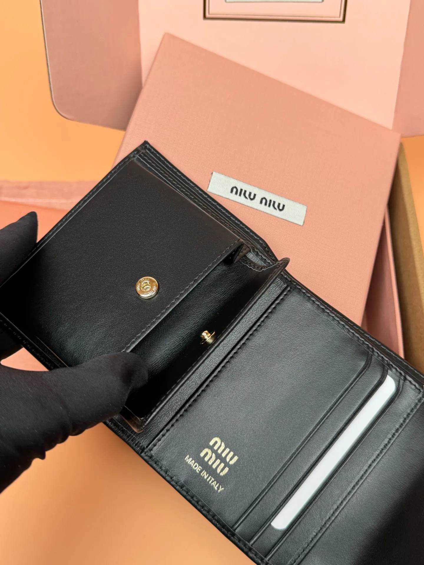 [Special grade hardware original leather] ¥600~Imported cowhide wallet~Black - Snap button closure - Metal letter logo - 2 card slots - 1 banknote compartment - 1 coin pocket - Lined Size: w11.5×h10.2×2cm No.: 5MH033_ MM0240