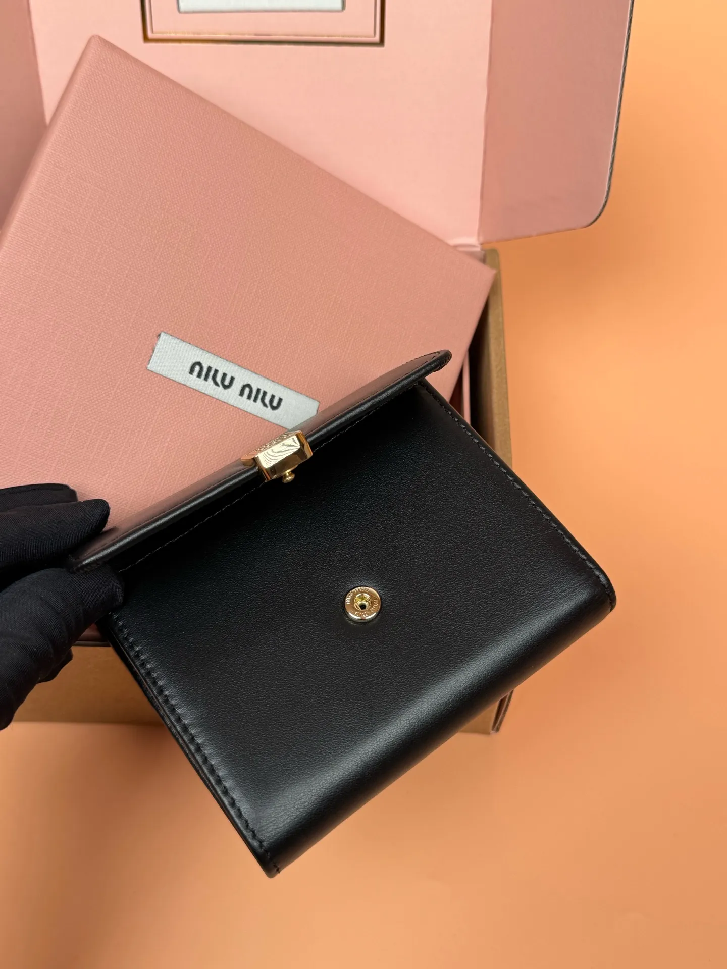 [Special grade hardware original leather] ¥600~Imported cowhide wallet~Black - Snap button closure - Metal letter logo - 2 card slots - 1 banknote compartment - 1 coin pocket - Lined Size: w11.5×h10.2×2cm No.: 5MH033_ MM0240
