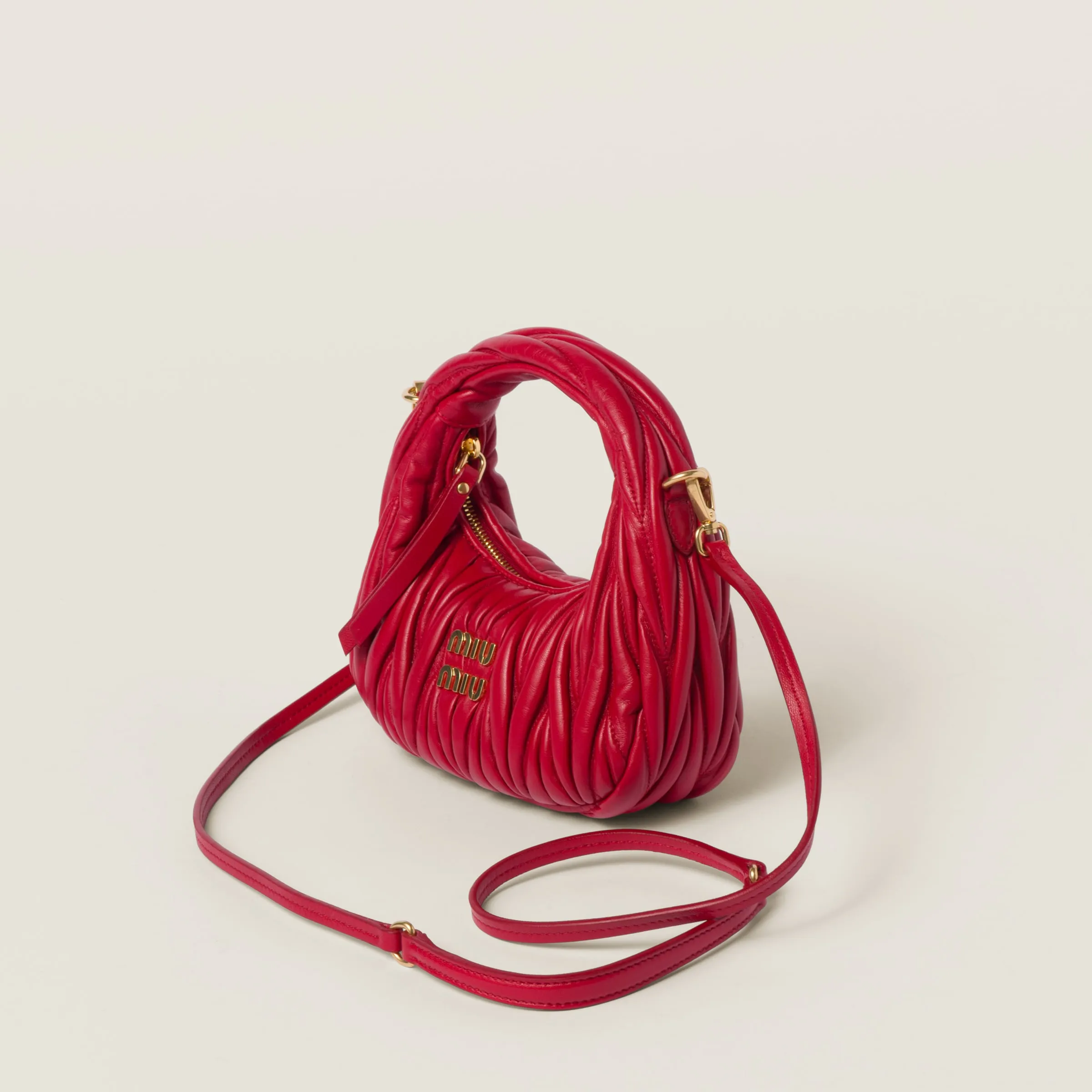 p1460💋💋💋 Equipped with a full set of packaging at the counter [Special grade hardware original leather] Wander Matelasse sheepskin Hobo mini handbag/crossbody bag ~ The black sheepskin Wander handbag has become one of the classic accessories. This mini handbag is made of Matalasse sheep leather, using exquisite craftsmanship to create a three-dimensional effect, showing exquisite elegance. Presenting the Hobo bag style, blending retro style and modern elegance, it has become a new synonym for modern femininity. ～Golden hardware ～Zipper closure ～Metal lettering logo on the front ～Cotton satin lining Size: W17.5×H14×D5.5cm Number: 5BP156