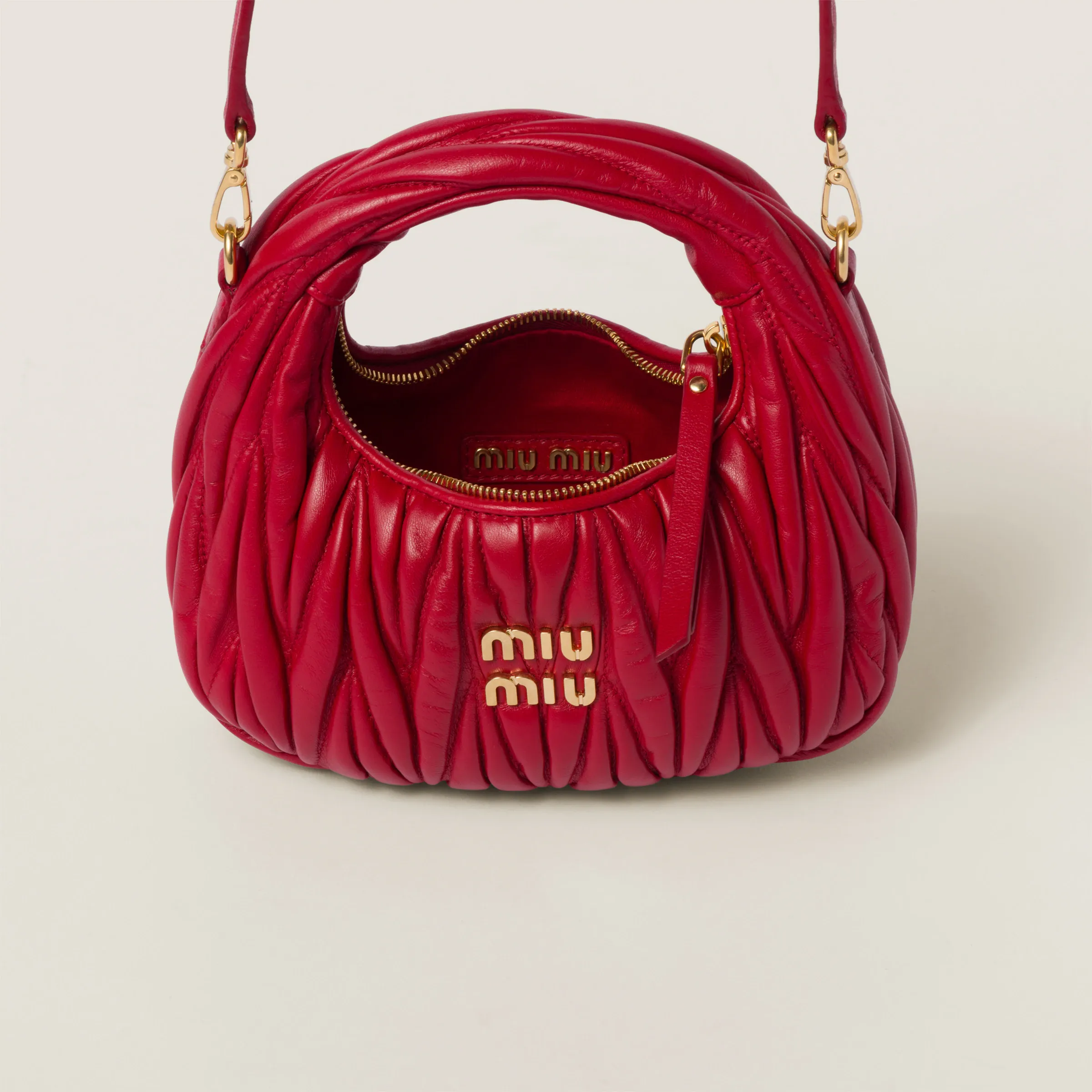 p1460💋💋💋 Equipped with a full set of packaging at the counter [Special grade hardware original leather] Wander Matelasse sheepskin Hobo mini handbag/crossbody bag ~ The black sheepskin Wander handbag has become one of the classic accessories. This mini handbag is made of Matalasse sheep leather, using exquisite craftsmanship to create a three-dimensional effect, showing exquisite elegance. Presenting the Hobo bag style, blending retro style and modern elegance, it has become a new synonym for modern femininity. ～Golden hardware ～Zipper closure ～Metal lettering logo on the front ～Cotton satin lining Size: W17.5×H14×D5.5cm Number: 5BP156
