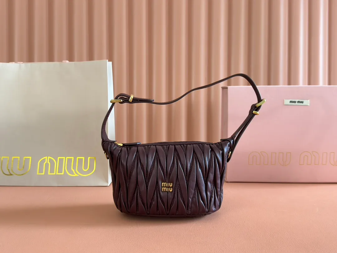 💋💋💋【Full set of packaging at the counter】Matelassé Nappa sheep leather pouch 5NE026_