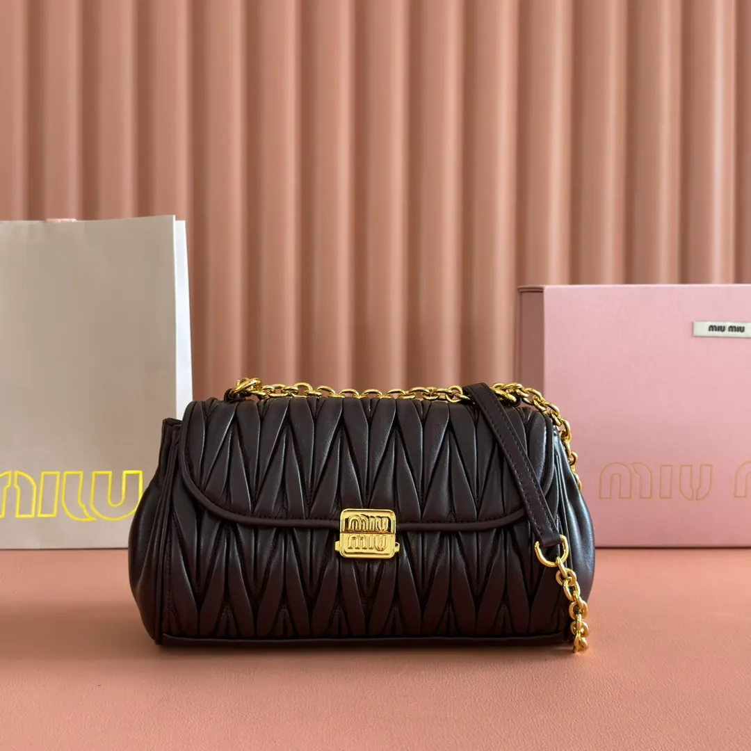 p1800💋💋💋【Original leather configuration counter packaging】MiuM's new baguette bag, this shoulder bag continues the classic design, using lightweight padded leather design, unique, top-grade calfskin material, with elegant front flap and adjustable metal shoulder straps, various styles, exquisite and elegant, casual and lazy, daily casual, work and commuting, looks good no matter what. Model: 5bd266. Size: 24X13.5X9cm