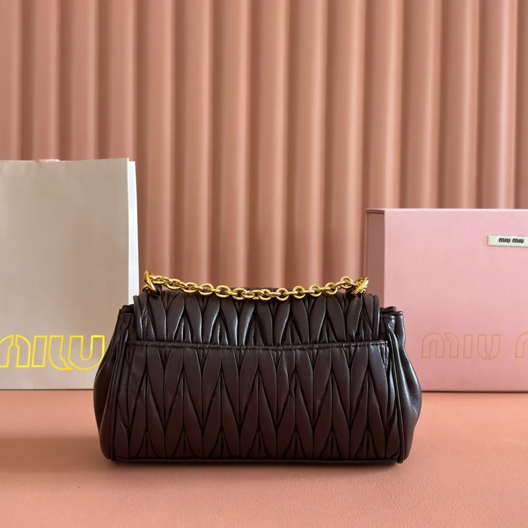 p1800💋💋💋【Original leather configuration counter packaging】MiuM's new baguette bag, this shoulder bag continues the classic design, using lightweight padded leather design, unique, top-grade calfskin material, with elegant front flap and adjustable metal shoulder straps, various styles, exquisite and elegant, casual and lazy, daily casual, work and commuting, looks good no matter what. Model: 5bd266. Size: 24X13.5X9cm