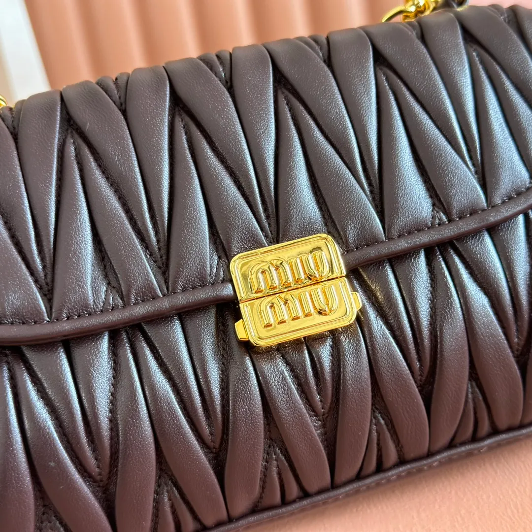 p1800💋💋💋【Original leather configuration counter packaging】MiuM's new baguette bag, this shoulder bag continues the classic design, using lightweight padded leather design, unique, top-grade calfskin material, with elegant front flap and adjustable metal shoulder straps, various styles, exquisite and elegant, casual and lazy, daily casual, work and commuting, looks good no matter what. Model: 5bd266. Size: 24X13.5X9cm