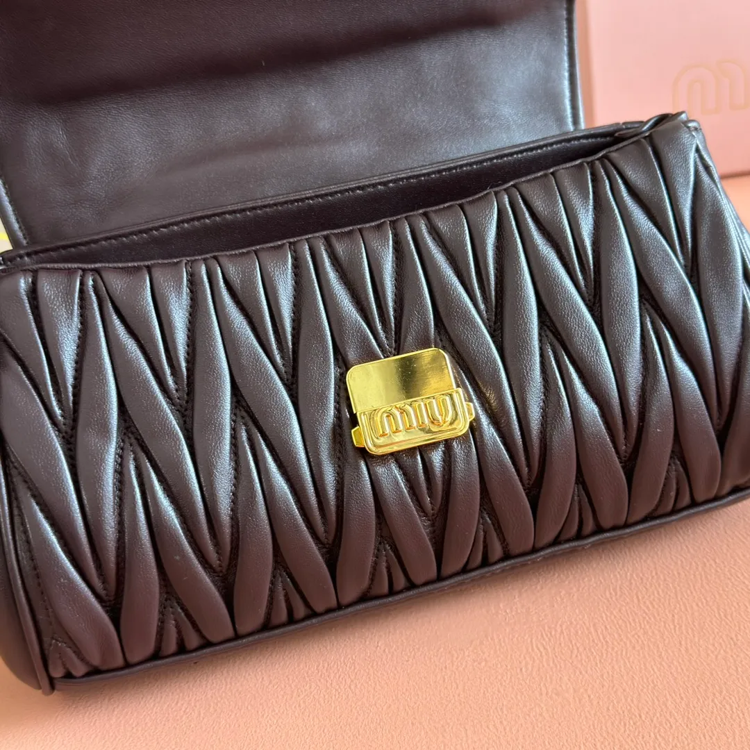 p1800💋💋💋【Original leather configuration counter packaging】MiuM's new baguette bag, this shoulder bag continues the classic design, using lightweight padded leather design, unique, top-grade calfskin material, with elegant front flap and adjustable metal shoulder straps, various styles, exquisite and elegant, casual and lazy, daily casual, work and commuting, looks good no matter what. Model: 5bd266. Size: 24X13.5X9cm
