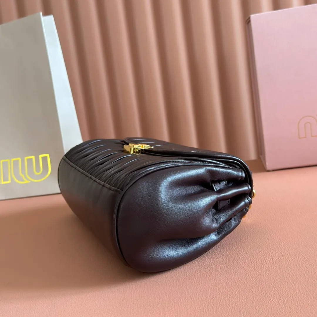 p1800💋💋💋【Original leather configuration counter packaging】MiuM's new baguette bag, this shoulder bag continues the classic design, using lightweight padded leather design, unique, top-grade calfskin material, with elegant front flap and adjustable metal shoulder straps, various styles, exquisite and elegant, casual and lazy, daily casual, work and commuting, looks good no matter what. Model: 5bd266. Size: 24X13.5X9cm