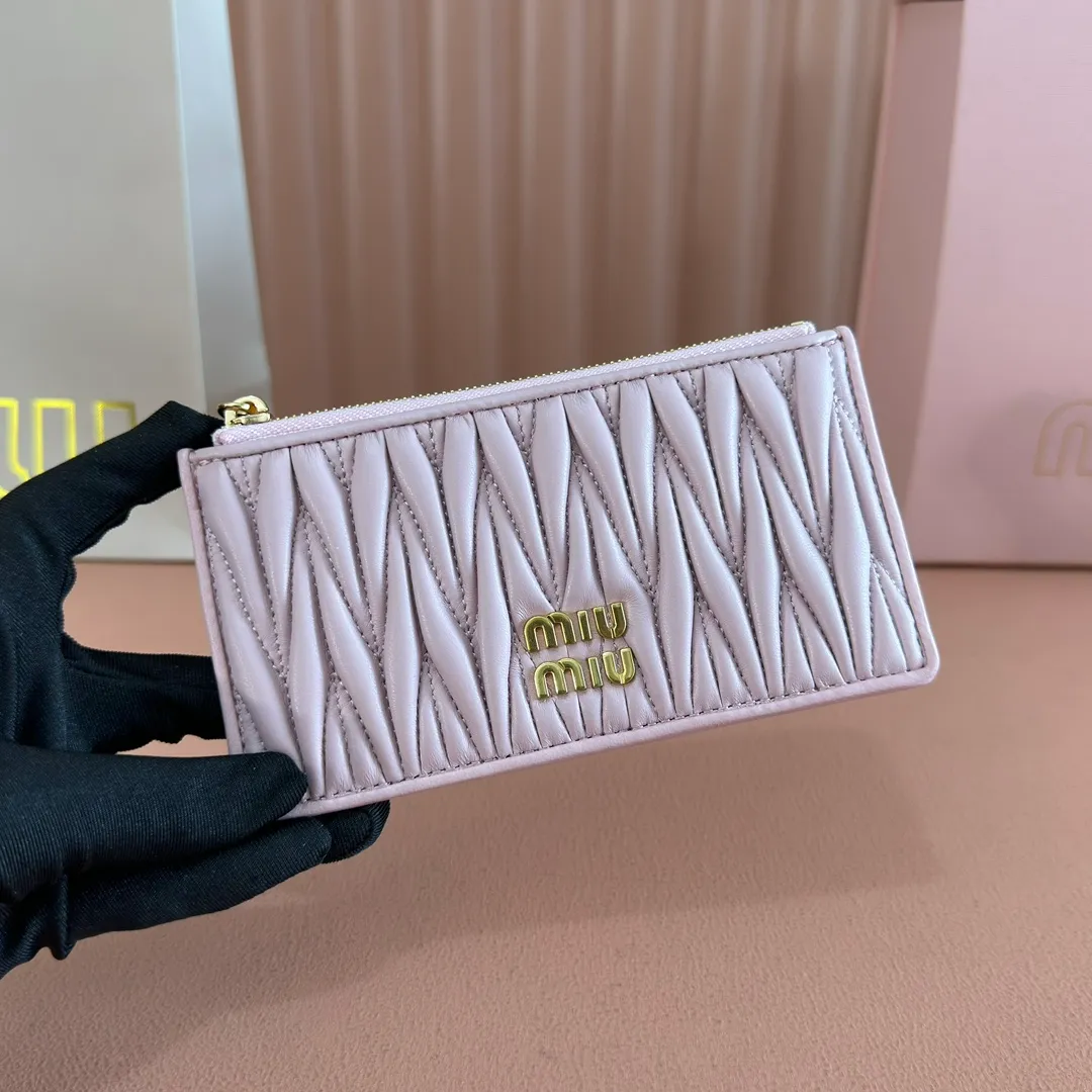 p520. 💋💋💋【Full set of packaging at the counter】🔥 MM💗pocket wallet💗The latest version of the card holder, model: 5MB006 light pink🔥🆕🆕💃💃top imported lambskin material🐮👋Matelasse pattern, zipper closure, miu logo hot stamping inside 💞Six card slots on the back, 💅💅 size: 8X15.
