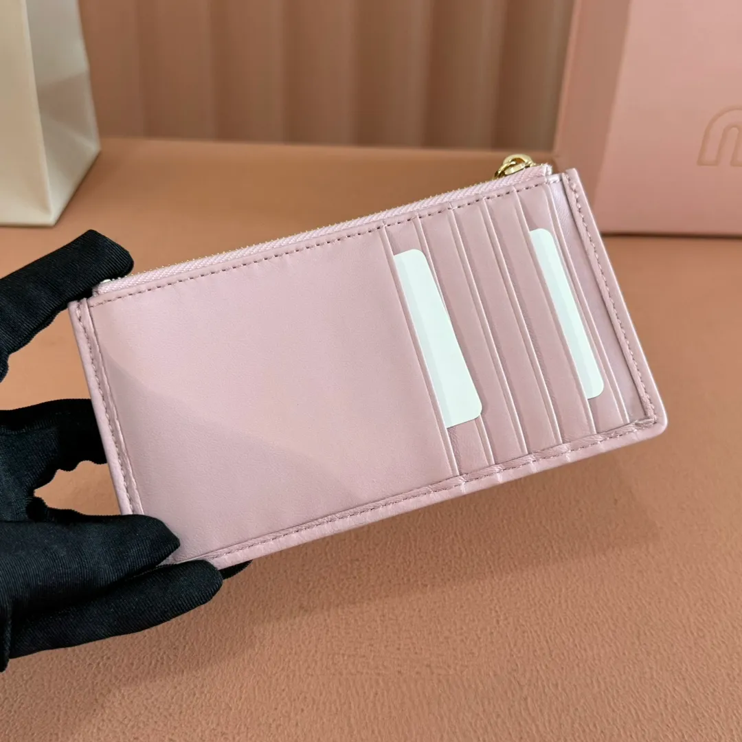 p520. 💋💋💋【Full set of packaging at the counter】🔥 MM💗pocket wallet💗The latest version of the card holder, model: 5MB006 light pink🔥🆕🆕💃💃top imported lambskin material🐮👋Matelasse pattern, zipper closure, miu logo hot stamping inside 💞Six card slots on the back, 💅💅 size: 8X15.
