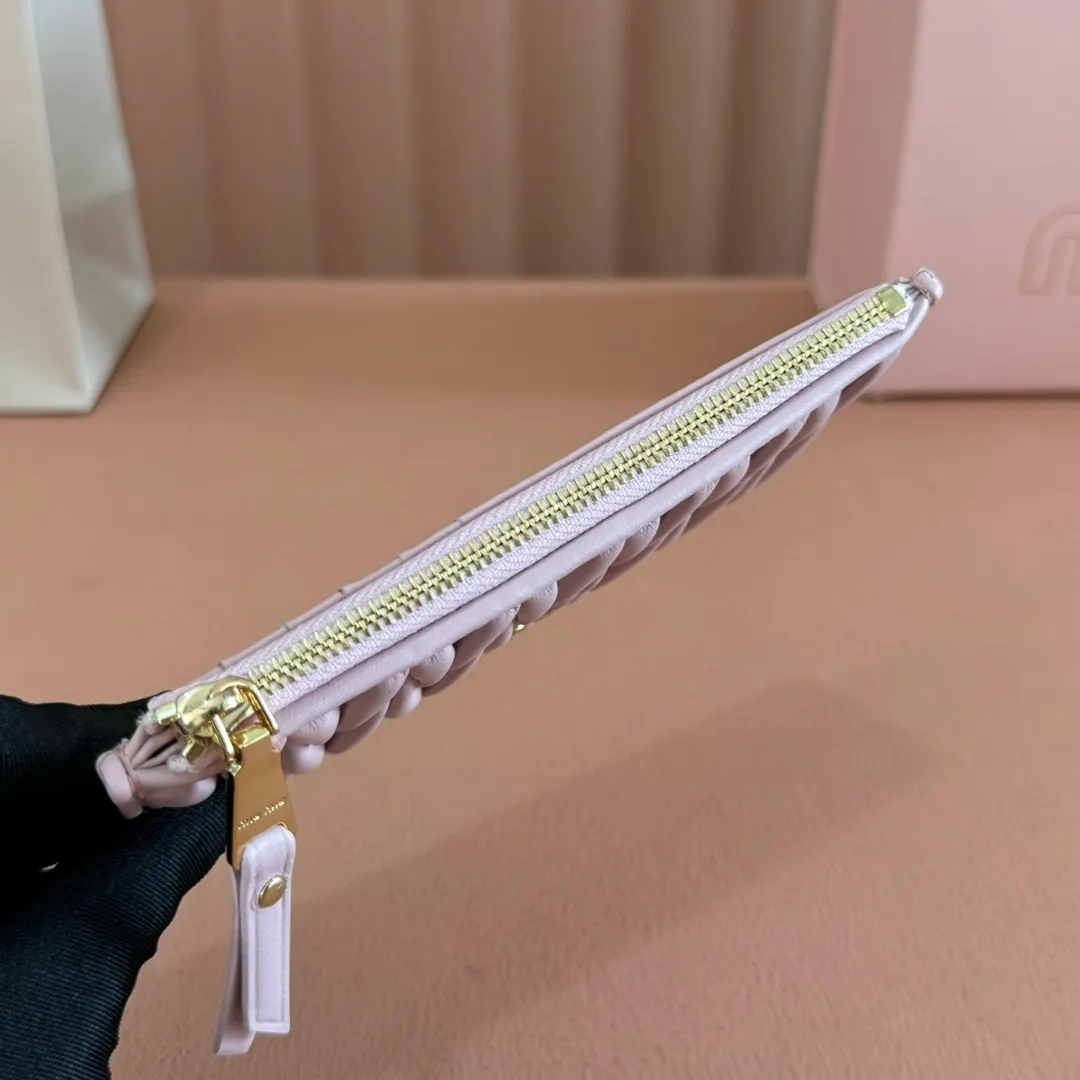 p520. 💋💋💋【Full set of packaging at the counter】🔥 MM💗pocket wallet💗The latest version of the card holder, model: 5MB006 light pink🔥🆕🆕💃💃top imported lambskin material🐮👋Matelasse pattern, zipper closure, miu logo hot stamping inside 💞Six card slots on the back, 💅💅 size: 8X15.