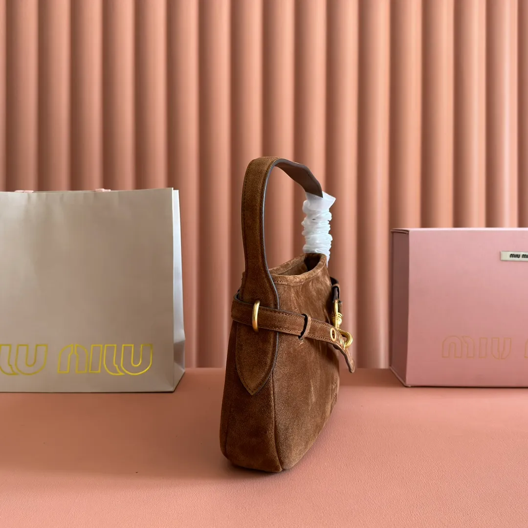 p1560💋💋💋"With full set of original counter packaging" [New product] New popular underarm second-hand bag, using new soft fat sheepskin, soft and high-grade leather, this Aventure leather handbag is inspired by the 2009 M series collection design , the structure has been adjusted to reinterpret the unique shape and give it a new personality. It is decorated with an embossed letter logo to add a signature element. Antique gold hardware, linen blend lining, interior zip pocket, long wrist suitable for hand or shoulder use Model: 5BC182. Size 33x19x5cm Color: brown matte/original leather. Made in Italy